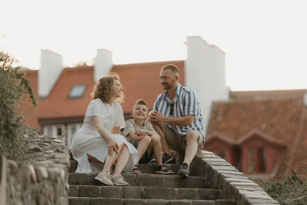 Smiling Family Joking Stairs Roofs Old European Town Happy Father — Photo