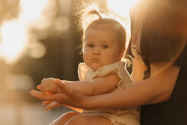 Retrato Próximo Uma Criança Feminina Nas Mãos Uma Mãe Sob — Fotografia de Stock