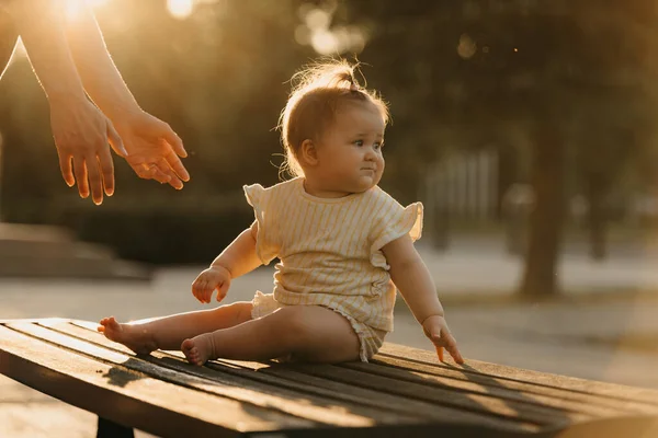 Female Toddler Bench Hands Mom Park Sun Lights Mommy Protecting — Stock Photo, Image