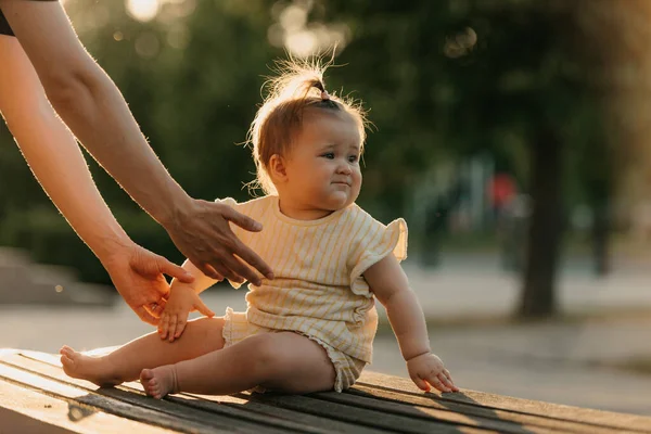 Female Toddler Yellow Dress Bench Hands Mom Park Sun Lights — Stock Photo, Image