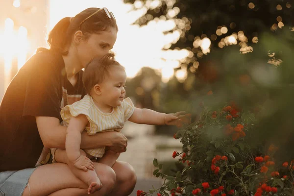 Mãe Está Segurando Sua Menina Joelhos Perto Arbusto Flores Jardim — Fotografia de Stock