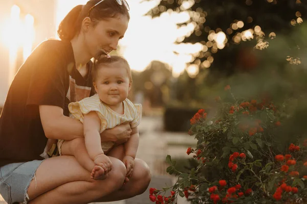 Mãe Está Segurando Sua Menina Joelhos Perto Arbusto Flores Jardim — Fotografia de Stock