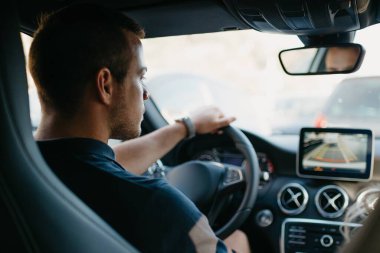 Eski İspanya 'da günbatımında rahat bir araba kullanan genç adamın arkasından bir fotoğraf..