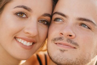 İspanya 'da günbatımında modern kentsel alanda birbirine sarılan aşıkların yakın bir fotoğrafı. Akşam Valencia 'da randevusu olan bir çift turist..