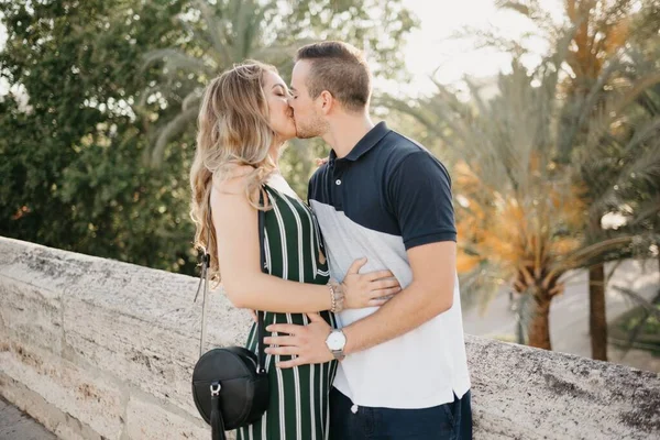 Uma Menina Vestido Verde Está Beijando Seu Namorado Ponte Antiga — Fotografia de Stock