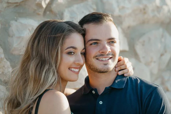 Close Photo Girl Green Dress Who Hugging Her Boyfriend Ancient — ストック写真