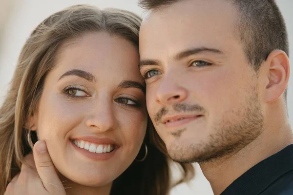 Een Close Foto Van Een Romantische Man Die Zijn Lachende — Stockfoto