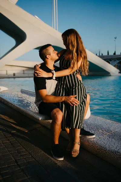 Couple Tourists Sitting Modern Urban Space Water Pool Date Sunset — 图库照片