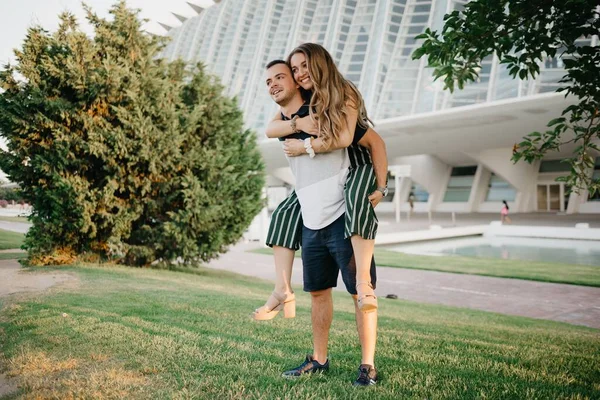 Full Length Photo Smiling Couple Tourists Who Having Fun Modern — Fotografia de Stock