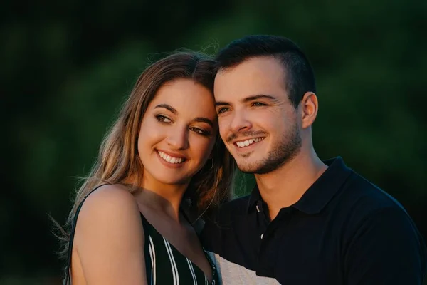 Couple Smiling Tourists Having Fun Green Bushes Background Date Sunset — Stockfoto