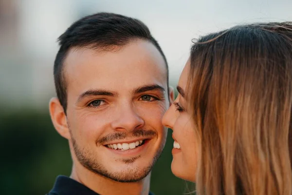 Close Portrait Couple Smiling Tourists Who Having Fun Modern Urban — Fotografia de Stock