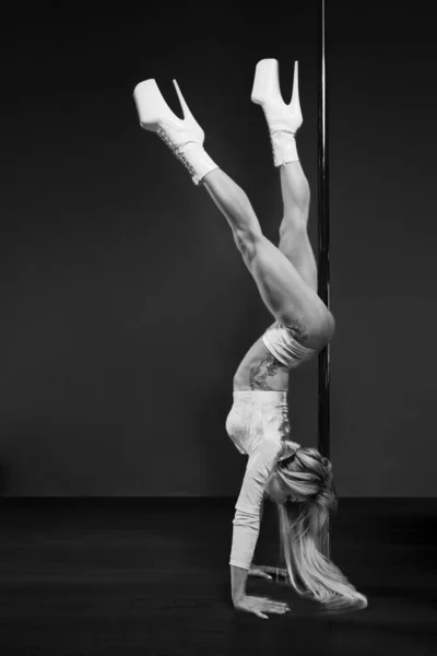 Une Danseuse Musclée Aux Longs Cheveux Blonds Fait Mouvement Handstand — Photo