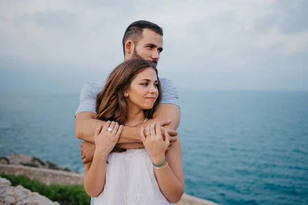 Homem Hispânico Está Abraçando Por Trás Sua Namorada Morena Parque — Fotografia de Stock