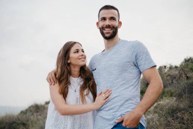 İspanyol bir adam akşamleyin İspanya 'daki Highland Park' ta mutlu kız arkadaşına sarılıyor. Birkaç turist, Valencia 'da gün batımında deniz kenarında eğleniyorlar..