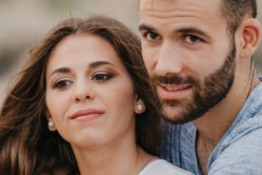 İspanya 'da bir dağ parkında kayalık deniz kıyısında birbirine sarılan İspanyol bir adamla kız arkadaşının yakın portresi. Valencia 'da bir çift mutlu turist