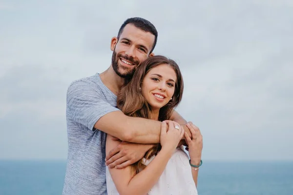 Une Photo Rapprochée Homme Hispanique Qui Étreint Derrière Petite Amie — Photo