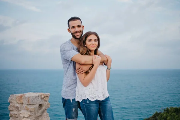 Een Spaanse Man Knuffelt Van Achter Zijn Brunette Vriendin Het — Stockfoto