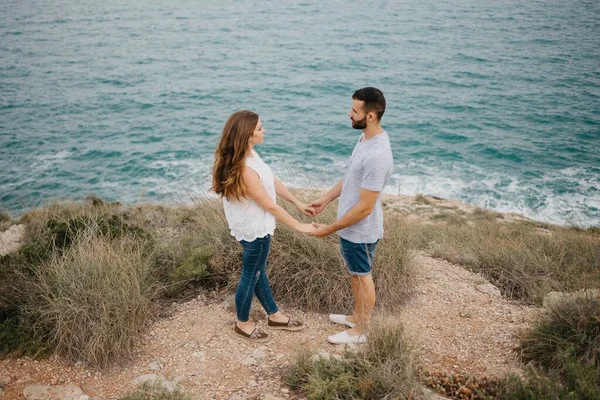 Hombre Hispano Está Cogido Mano Con Novia Latina Con Mar — Foto de Stock