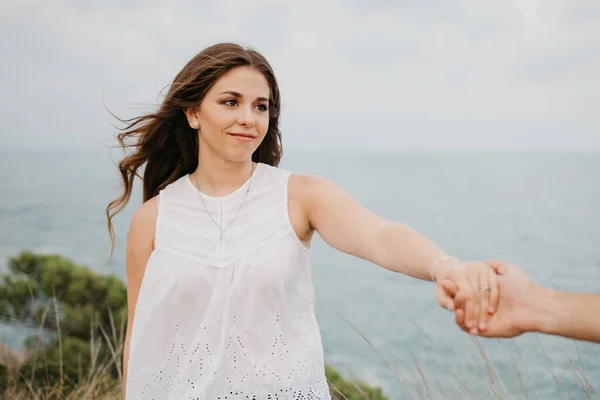 Een Latina Vriendin Houdt Hand Vast Van Haar Spaanse Vriendje — Stockfoto