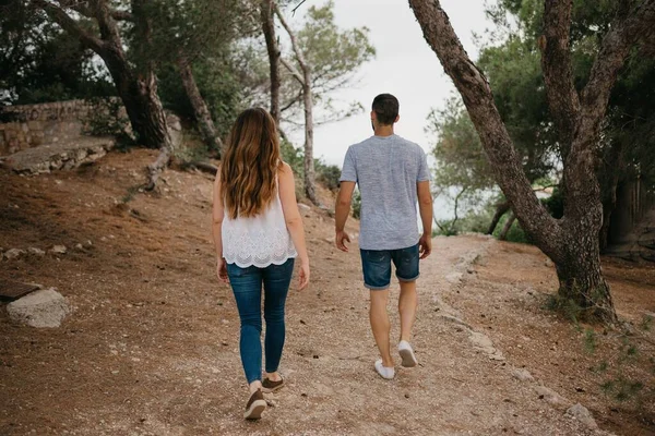 Photo Hispanic Man His Latina Girlfriend Who Descending Hill Sea — Stock Photo, Image