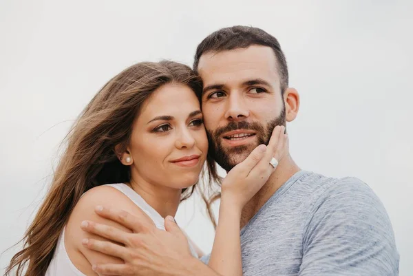 在西班牙的一个高地公园里 一个西班牙男人和他的微笑的女朋友紧紧地拥抱在一起 紧紧地拥抱在岩石海岸上 在瓦伦奇的夜晚一对快乐的游客 — 图库照片