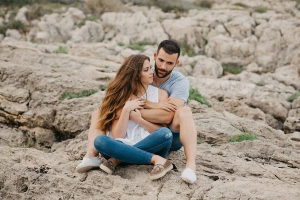 Een Spaanse Man Houdt Zijn Lachende Brunette Latina Vriendin Vast — Stockfoto