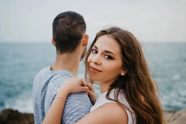 Portrait Rapproché Une Latina Qui Garde Les Mains Sur Épaule — Photo