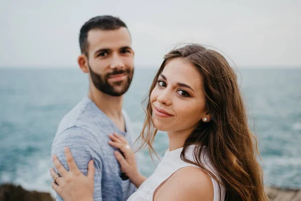 Retrato Cercano Una Chica Latina Que Mantiene Sus Manos Torso —  Fotos de Stock