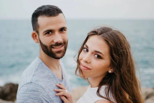 Retrato Próximo Uma Menina Latina Que Está Mantendo Mãos Tronco — Fotografia de Stock