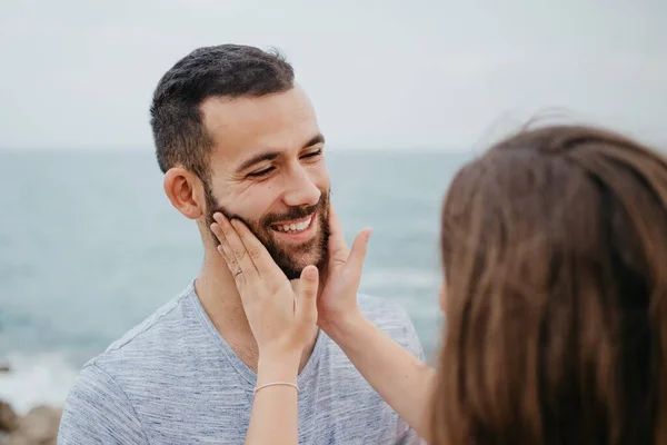 Een Latina Meisje Streelt Met Haar Handen Het Gezicht Van — Stockfoto