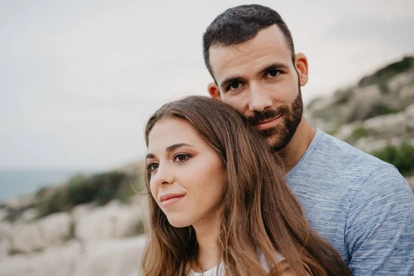 Retrato Cercano Hombre Hispano Que Está Abrazando Una Chica Latina —  Fotos de Stock