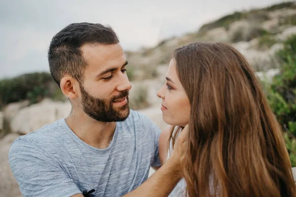 Uma Foto Próxima Homem Hispânico Que Está Acariciando Com Mãos — Fotografia de Stock