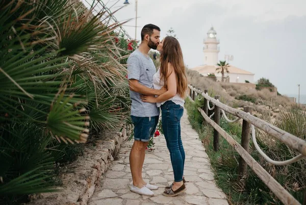 Hispânico Sua Namorada Latina Estão Beijando Caminho Farol Entre Palmas — Fotografia de Stock