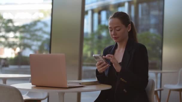 Eine Maklerin Blazer Unterhält Sich Auf Dem Handy Der Modernen — Stockvideo