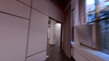 Konferans salonu uçuşu. Fpv insansız hava aracı ile çekildi