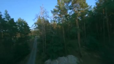 Şehir merkezindeki gökdelenler. Fpv insansız hava aracı ile çekildi