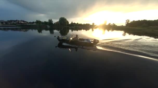 Bootsfahrt Sonnenuntergang Schuss Mit Fpv Drohne — Stockvideo