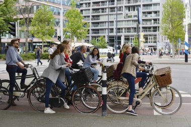 Rotterdam / Hollanda - 19 Haziran 2018: Bisikletli Rotterdam sakinleri trafik ışığının yeşil ışık yanmasını bekliyor.