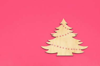 Pembe arka planda dekoratif ahşap köknar ağacı