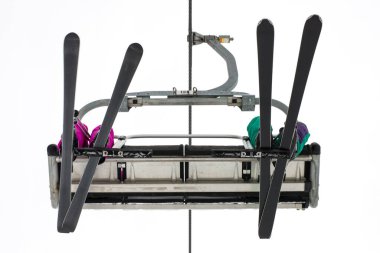 İki kayakçı asansörde oturur. Alt görünüm.