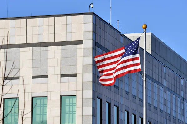 ウクライナ キエフ 2022年2月14日 在キエフ日本国大使館 風の中のアメリカ国旗の波 — ストック写真