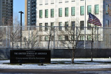 Kyiv, Ukrayna - 14 Şubat 2022: Amerika Birleşik Devletleri 'nin Kyiv Büyükelçiliği. Amerikan bayrağı bayrak direğinden iniyor..