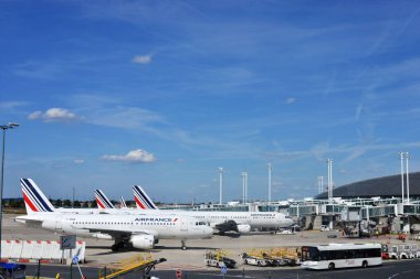 Paris, Fransa - 4 Eylül 2022: Charles de Gaulle Havaalanı 'ndaki F terminalinin yakınında birkaç Air France uçağı duruyor