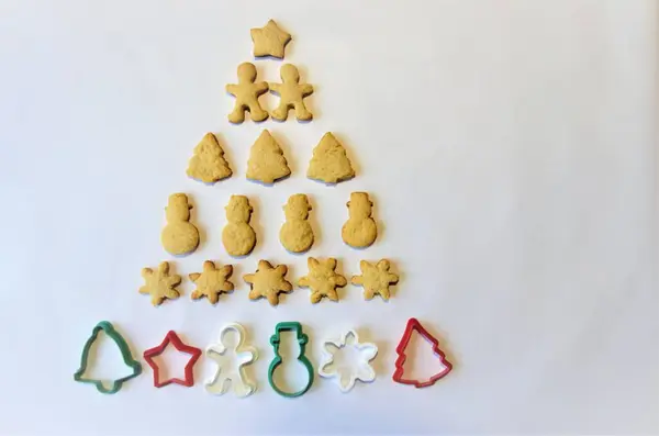 圣诞饼干和面团模型内衬着一棵圣诞树，布局平坦 — 图库照片