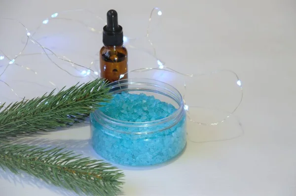 Sal marina azul con botella aromática, exhibición festiva de cosméticos —  Fotos de Stock