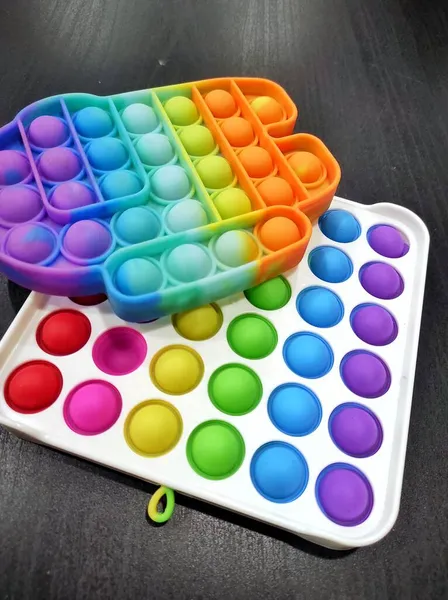 Popüler Rahatlatıcı Silikon Stres Rahatlatıcı Oyuncaklar koyu bir arka planda. Pop Bubble 'a tıklayın. Bakış açısı görünümü.