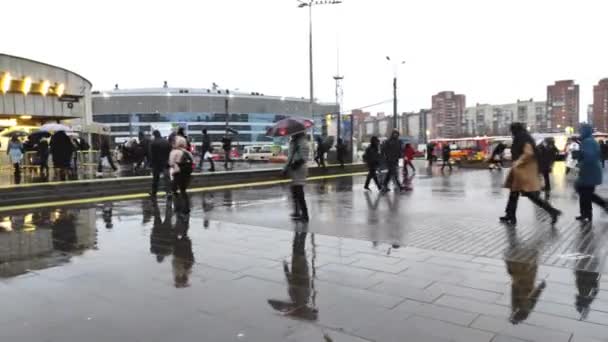 11.01.2021, St. Petersburg, Menschen gehen in Eile unter einen Regenschirm in der Stadt — Stockvideo