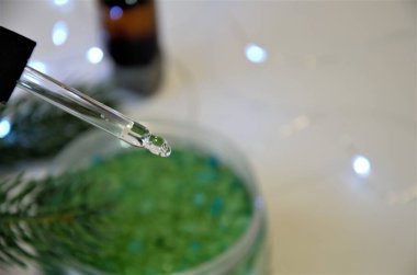 Ürüne katkı maddesi olan kozmetik pipeti yağı.