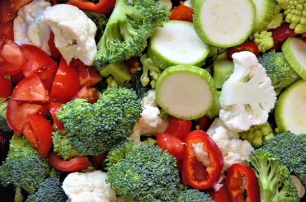 Frisches Gemüse in Scheiben geschnitten bunt zum Kochen, Hintergrund Stockfoto