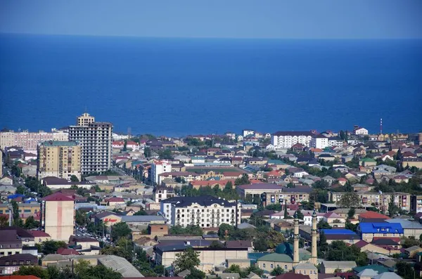 Rusland, Derbent, een reis naar Dagestan, op de voorgrond de stad verder blauwe zee Kaspische Zee Stockfoto